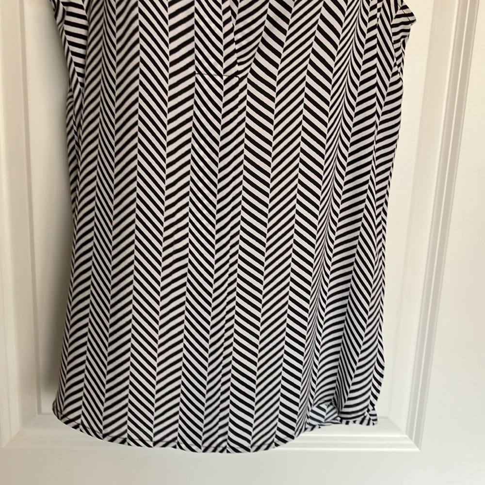 🛑SOLD🛑Just listed💕 black&white diagonal print short sleeved blouse w/V - Picture 3 of 9